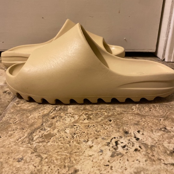 Yeezy Slides Size 8 main image 4